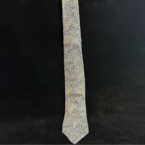Fleet Street Silk Paisley Patterned Tie in Blue and Cream Made in U.S.A. VINTAGE